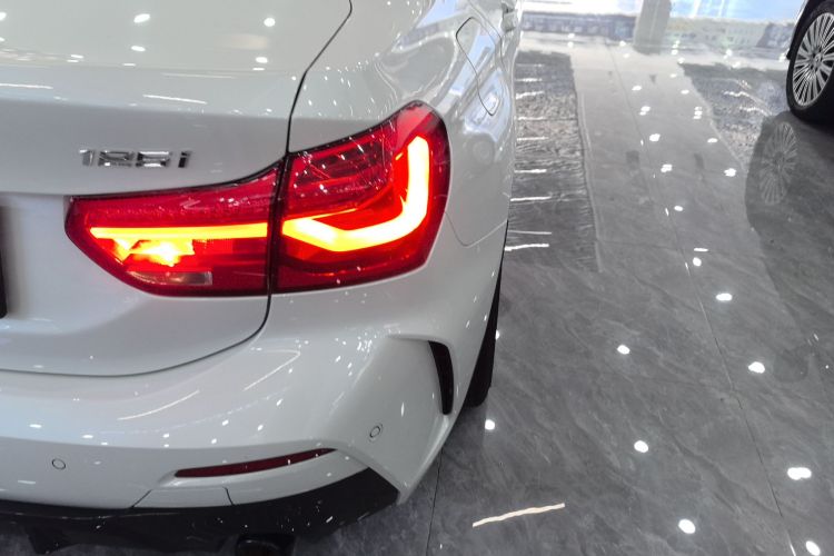 宝马1系 2022款 125i M运动曜夜版车身外观9