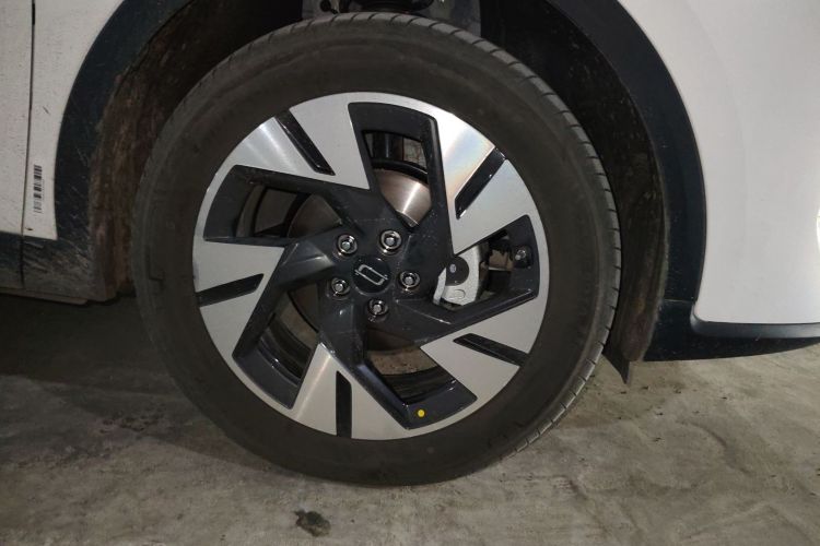 奔腾 悦意07 2025款 210km 乐享版车身外观10