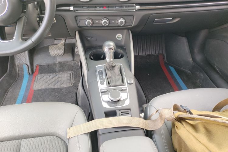 奥迪A3 2018款 30周年年型 Limousine 35 TFSI 时尚型中控内饰18