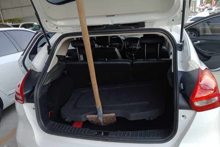 福特 福克斯 2017款 两厢 1.6L 手动舒适型智行版机舱底盘23