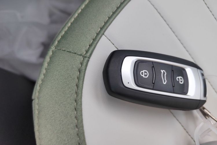 吉利银河 2025款 210km 熊猫骑士中控内饰7001