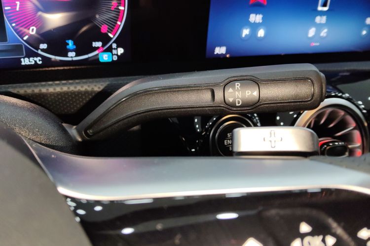 奔驰A级 2024款 改款 A 200 L 时尚型中控内饰18