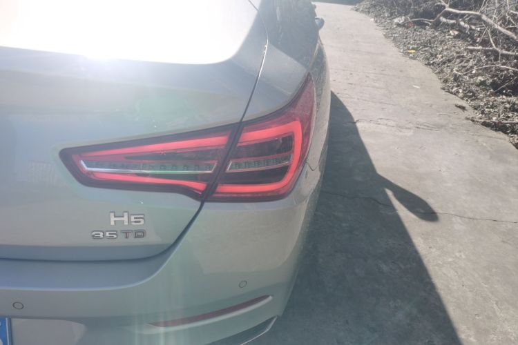 红旗H5 2022款 经典款 改款 1.8T 自动智联旗韵版车身外观9