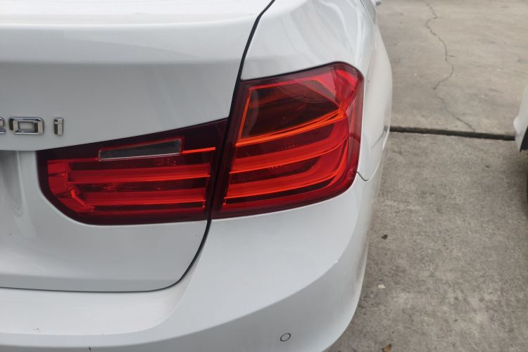 宝马3系 2014款 320i 进取型车身外观9