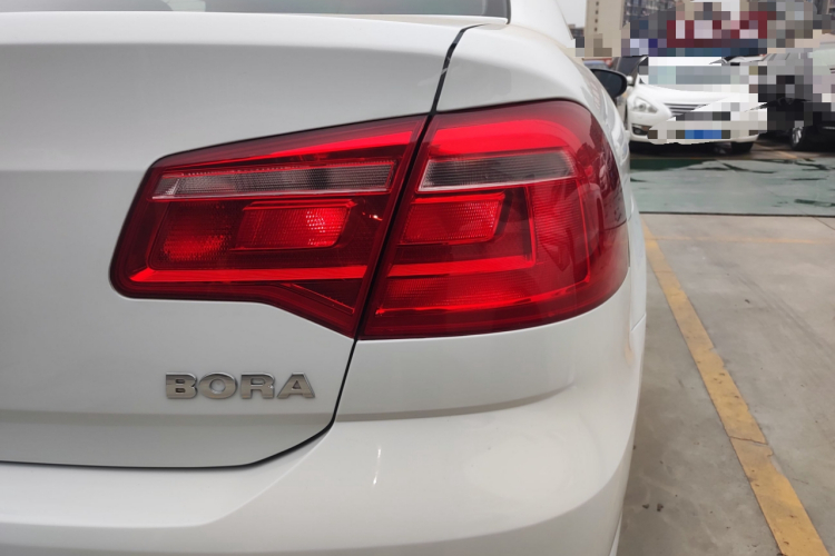 大众 宝来 2014款 1.6L 手动时尚型车身外观9