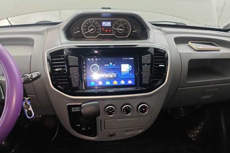 上汽大通MAXUS 新途V80 2023款 2.0T AMT经典傲运通短轴中顶5/6座局部细节16