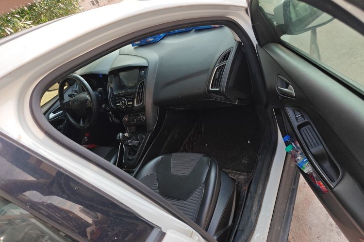 福特 福克斯 2017款 三厢 1.6L 手动风尚型智行版局部细节9005