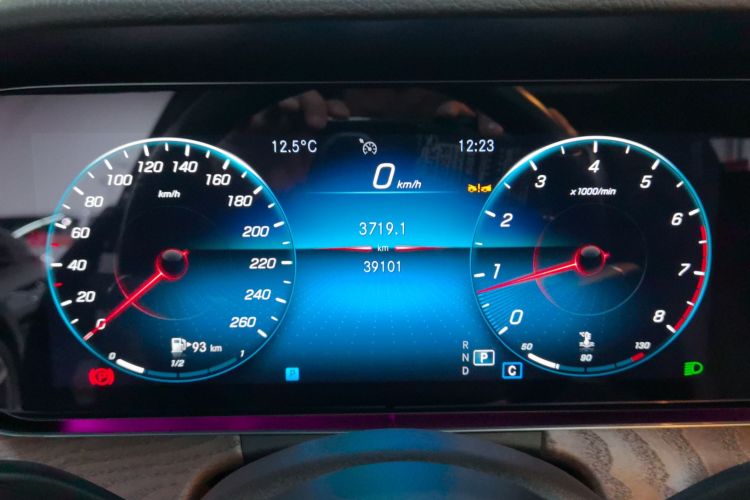 奔驰E级 2023款 改款 E 300 L 时尚型中控内饰14