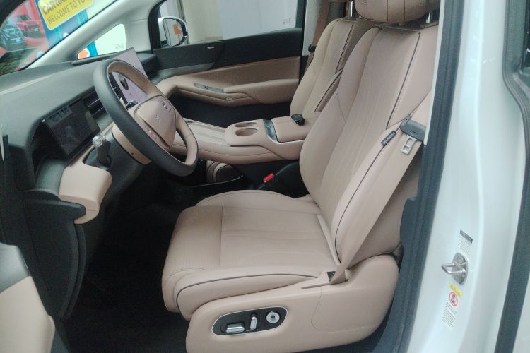 小鹏X9 2025款 740超长续航 Max中控内饰19