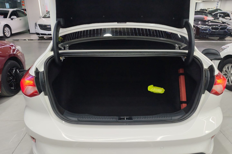 福特 福克斯 2020款 三厢 1.5L 自动锋跃型机舱底盘23