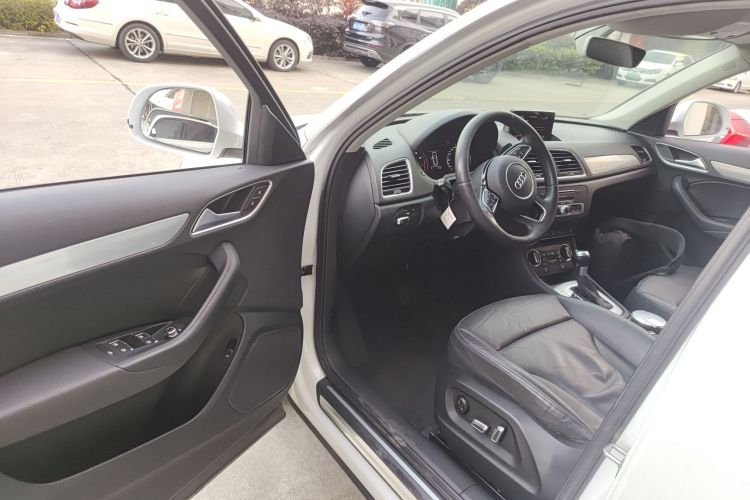 奥迪Q3 2016款 35 TFSI quattro 全时四驱风尚型中控内饰7003