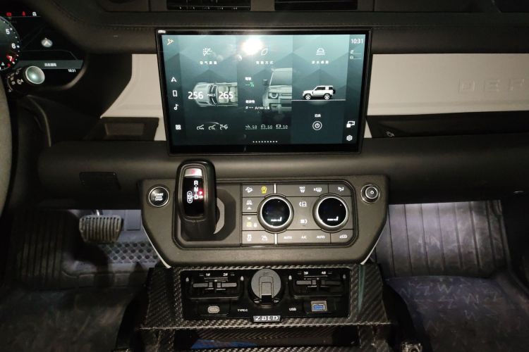 路虎卫士 2024款 90 2.0T P300 S中控内饰16