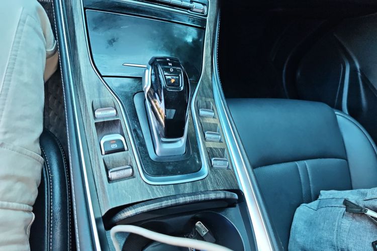 蓝电E5 2023款 1.5L DE-i 100KM畅享型 7座中控内饰18