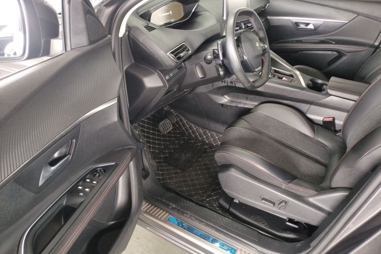 标致5008 2017款 380THP 5座精英版中控内饰7003