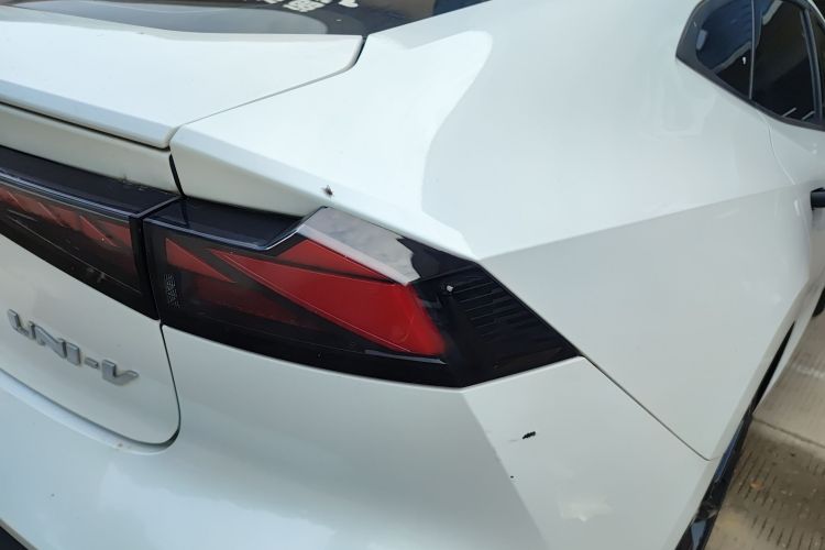 长安UNI-V 2023款 1.5T 尊贵型车身外观6006