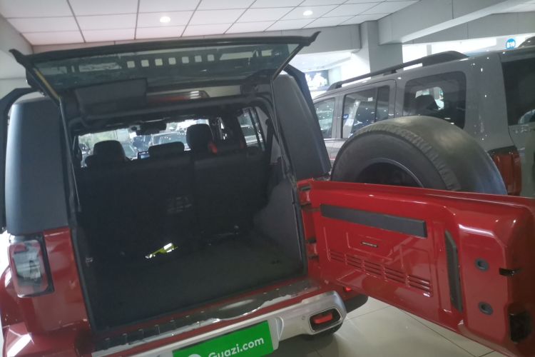 北京越野 北京BJ40 2019款 PLUS 2.3T 自动四驱尊享版 国VI机舱底盘23