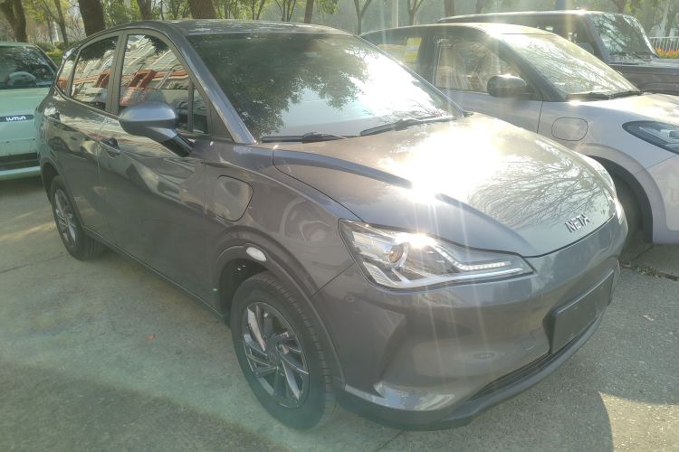 哪吒汽车 哪吒V 2022款 潮 300 Lite 磷酸铁锂车身外观3