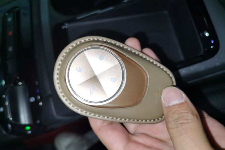 蔚来ES8 2018款 355KM 基准版 七座版中控内饰7001