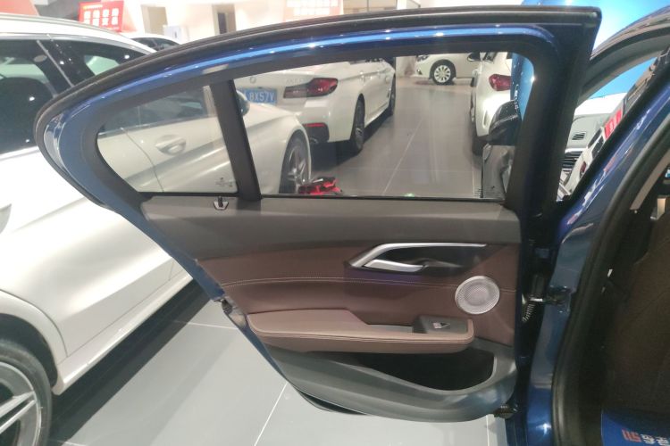 宝马1系 2021款 改款 125i M运动曜夜版中控内饰7008