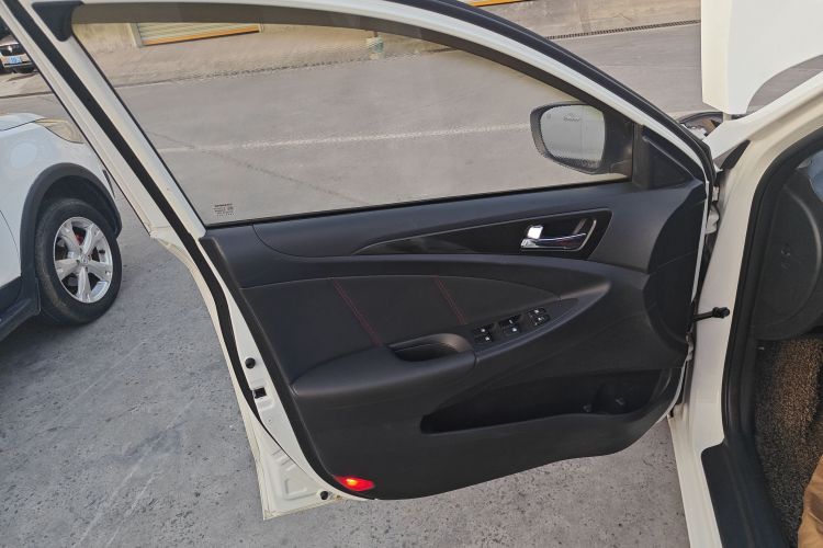 长安 逸动 2013款 1.6L 手动俊酷型 国IV中控内饰47