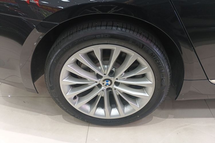 宝马5系 2018款 改款 530Li 领先型 豪华套装车身外观6008