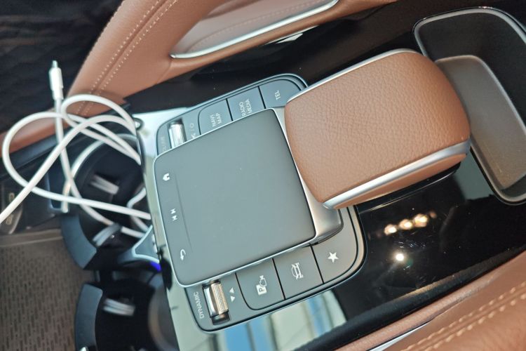 奔驰GLE 2024款 GLE 350 4MATIC 动感型中控内饰18