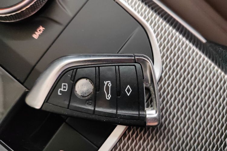 宝马3系 2020款 325i M运动曜夜套装中控内饰11