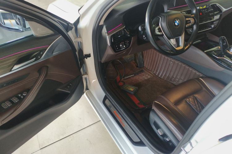 宝马5系 2019款 530Li 领先型 豪华套装中控内饰20