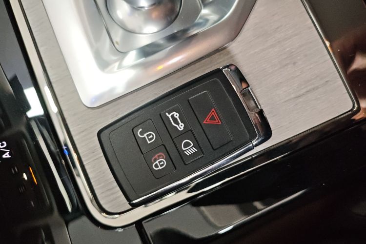 路虎 揽胜极光 2023款 极光L 249PS 豪华版中控内饰11