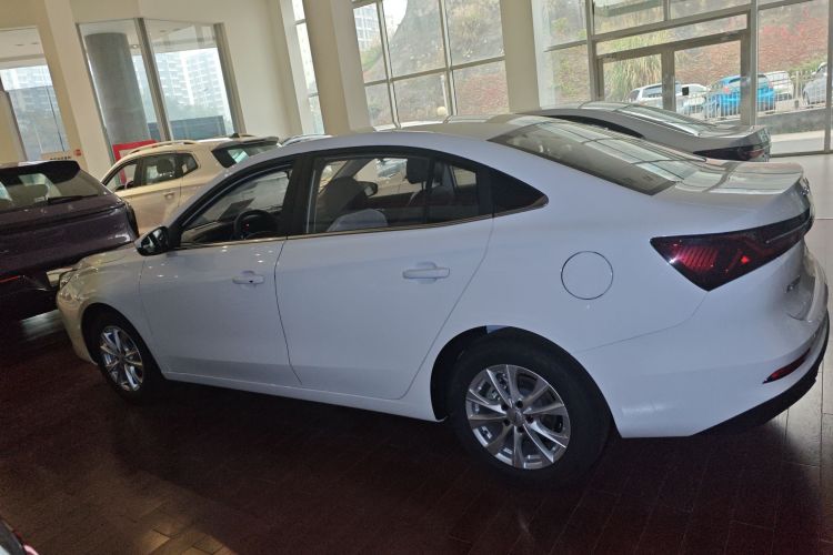 荣威i5 2026款 1.5L CVT豪华版车身外观4