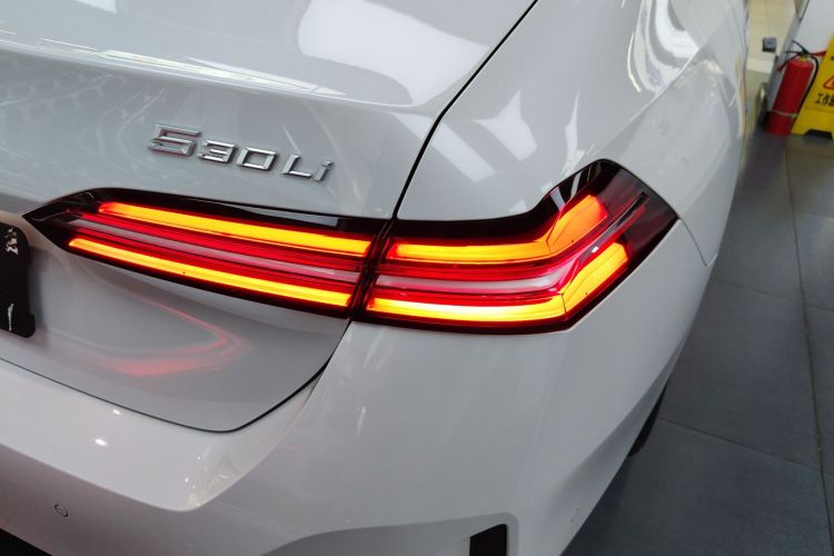 宝马5系 2024款 530Li 领先型 M运动套装车身外观9
