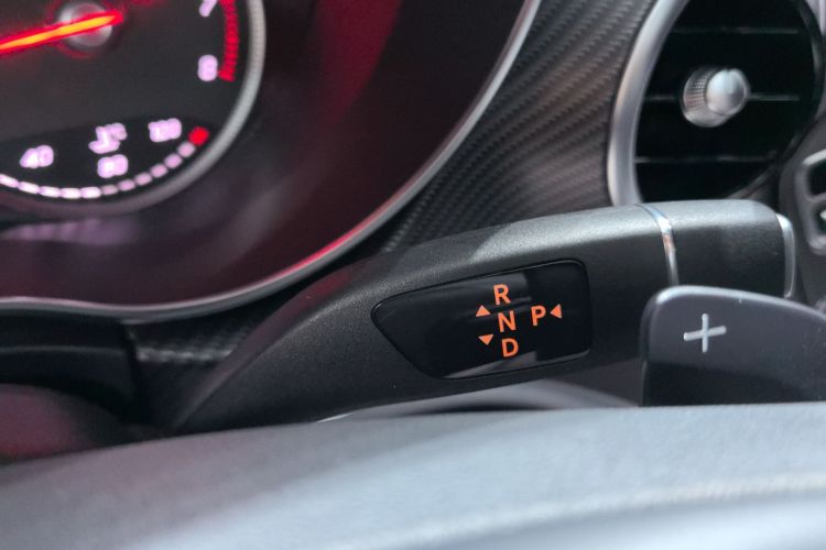 奔驰V级 2018款 V 260 尊贵版 国VI中控内饰18