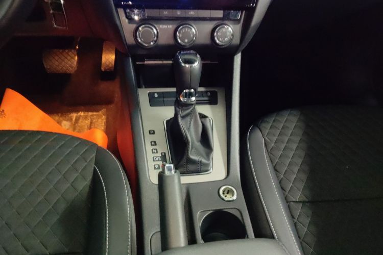 斯柯达 明锐 2018款 1.6L 自动豪华版中控内饰18