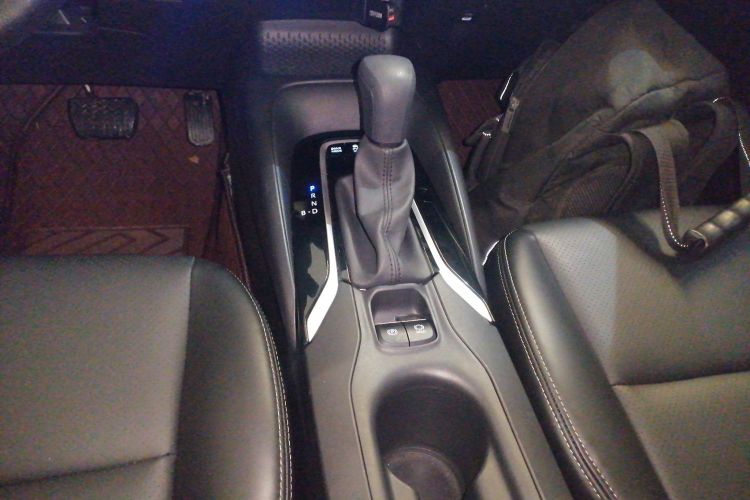 丰田 卡罗拉 2023款 1.8L 智能电混双擎 精英版中控内饰18