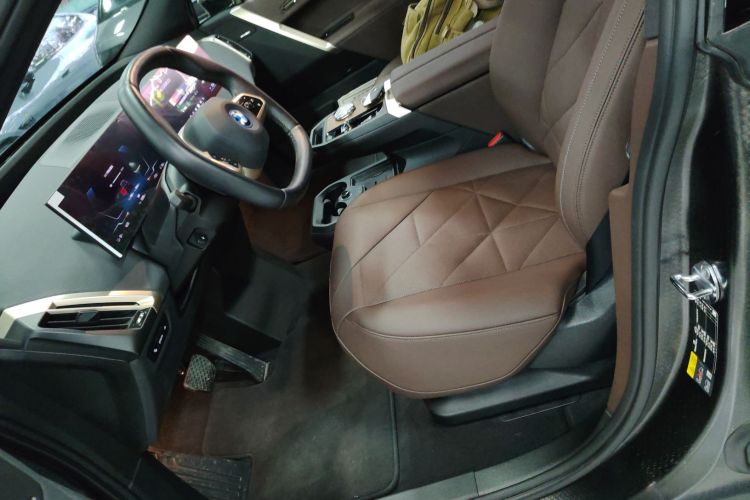 宝马iX 2023款 xDrive40中控内饰19