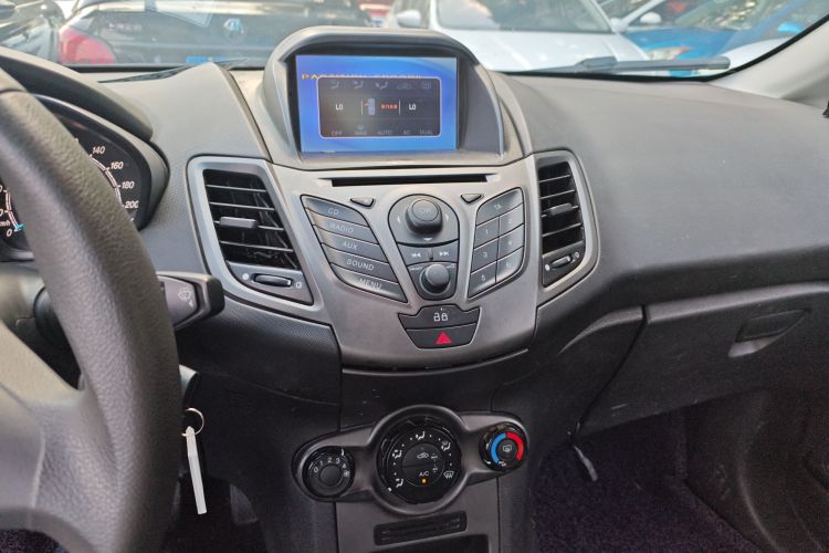 福特 嘉年华 2013款 三厢 1.5L 手动风尚型中控内饰16