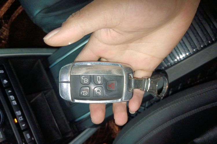 路虎 发现神行 2017款 2.0T SE中控内饰11