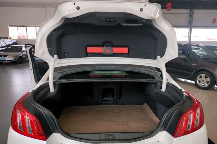 标致508 2012款 2.0L 自动智享版机舱底盘23