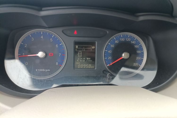 启辰D50 2015款 1.6L 手动时尚版中控内饰14