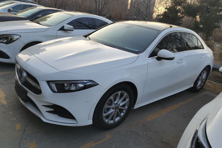 奔驰A级 2021款 A 200 L 运动轿车时尚型车身外观4