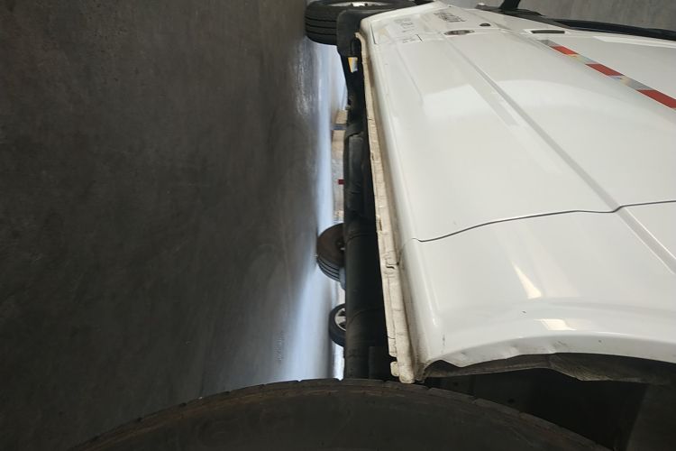 江铃福顺 2023款 2.0T 自动中轴中高顶商运型厢式运输车2/3座局部细节9002