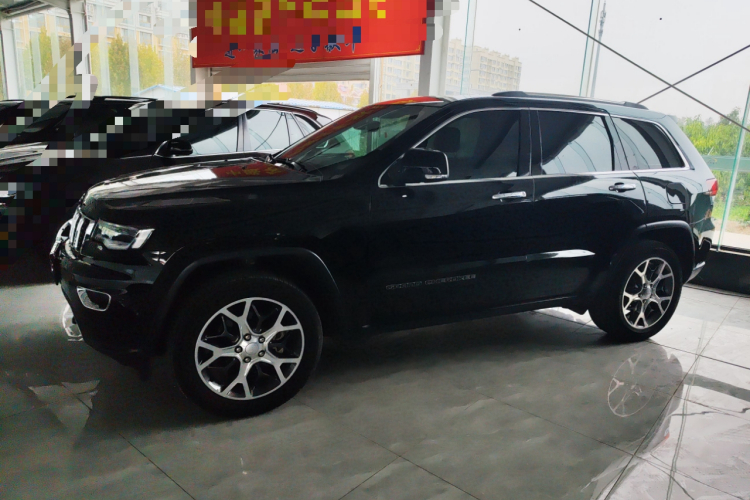 Jeep 大切诺基(进口) 2020款 3.0L 精英导航版车身外观4