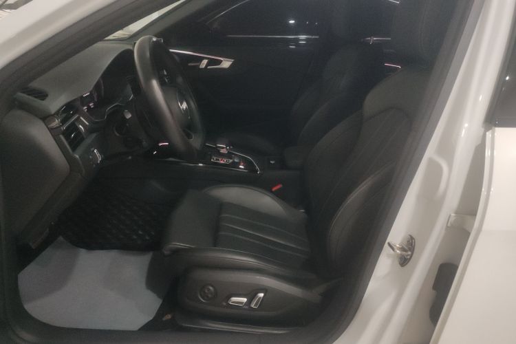 奥迪A4L 2024款 40 TFSI 豪华动感型中控内饰19