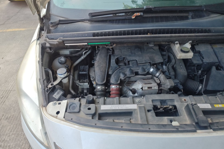 标致3008 2016款 1.6THP 自动经典版机舱底盘25