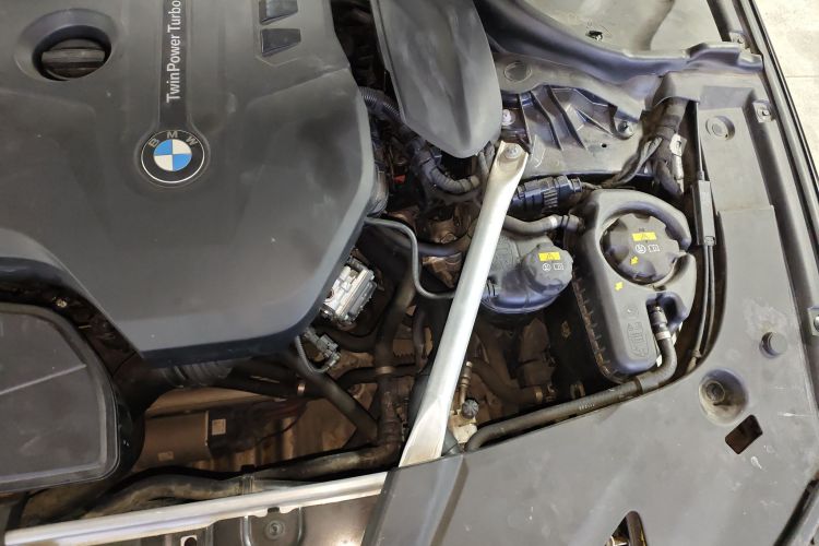 宝马5系 2019款 改款 525Li 豪华套装机舱底盘26