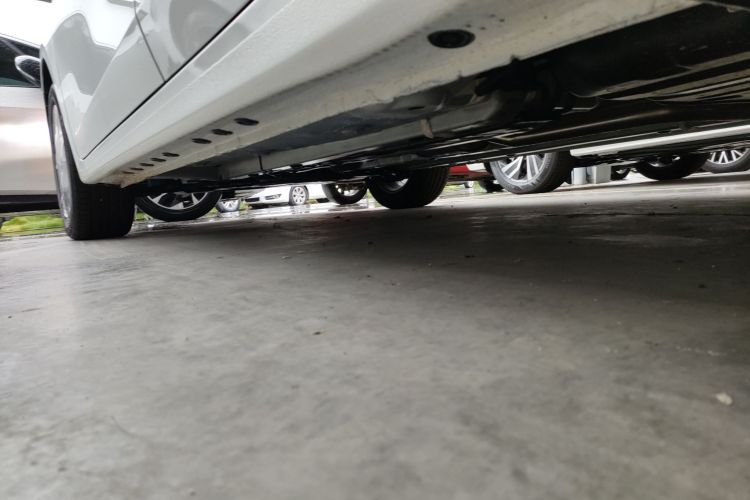 起亚K3 2024款 1.5L CVT豪华智享版机舱底盘30