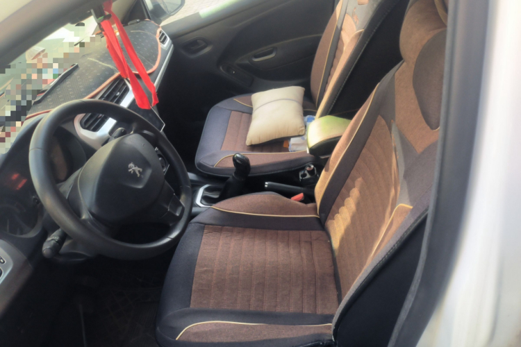 标致301 2016款 1.6L 手动舒适版局部细节19