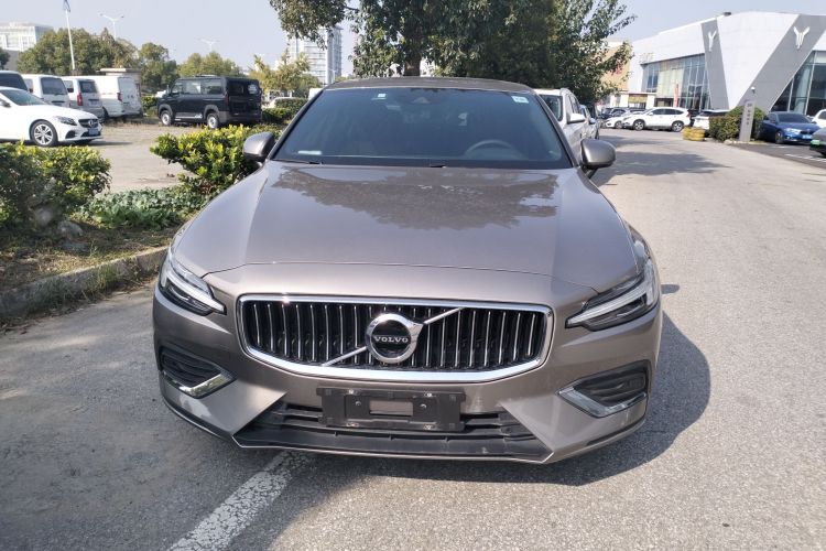 沃尔沃S60 2022款 B4 智逸豪华版车身外观2