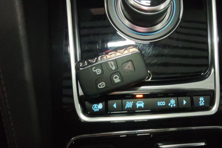 捷豹F-PACE 2020款 2.0T 赛旗版中控内饰7001