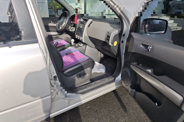 日产 奇骏 2010款 2.5L CVT豪华版 4WD局部细节9005